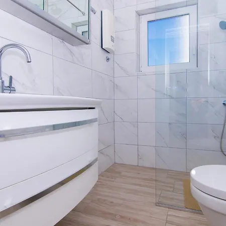 Appartement 2 Bedroom Gorgeous In Okrug Gornji